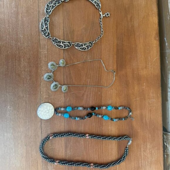 Collection of necklaces - Picture 1 of 4